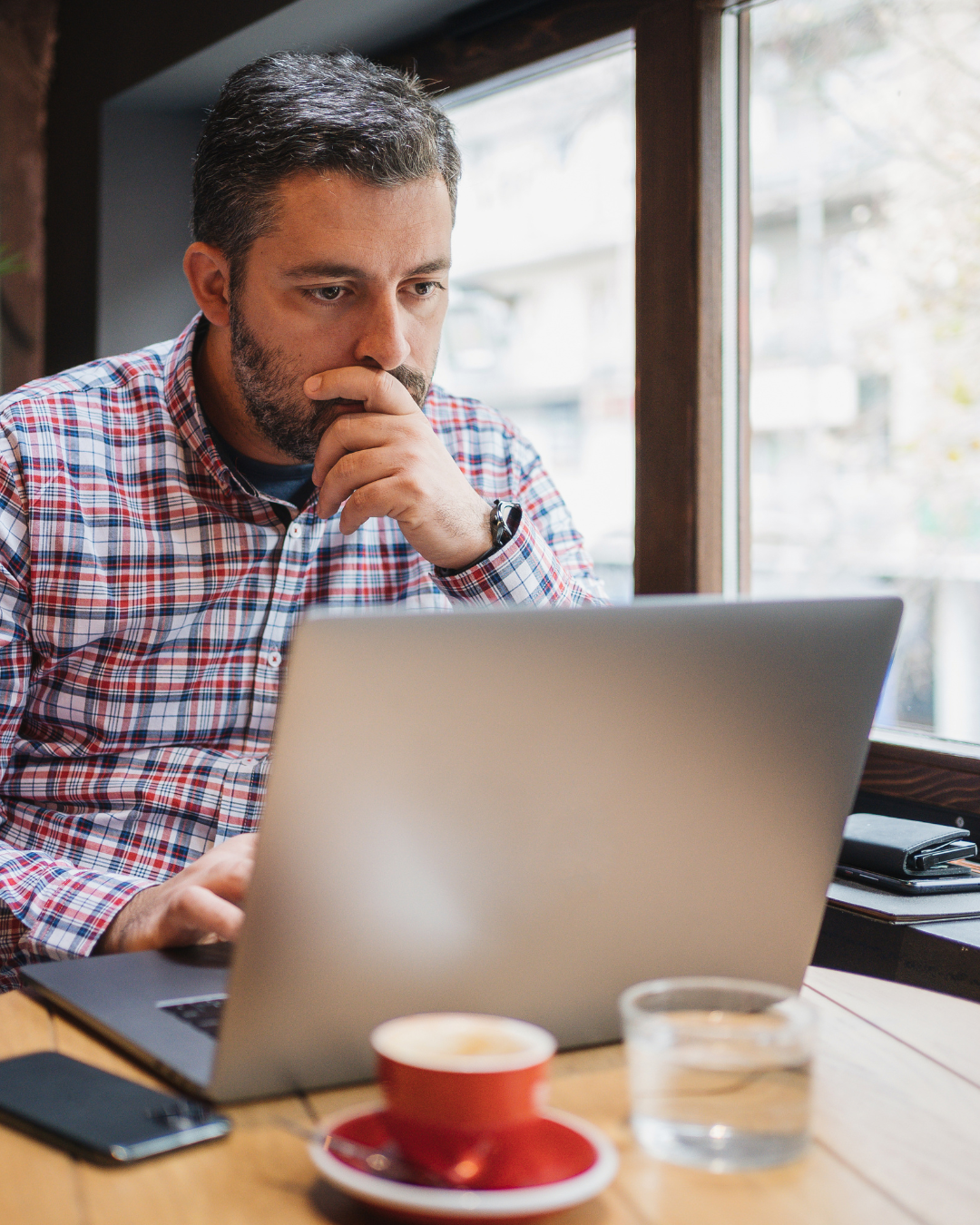 İşletmesine yatırım yapmaktan çekinmeyen bir işletme sahibi (temsili)